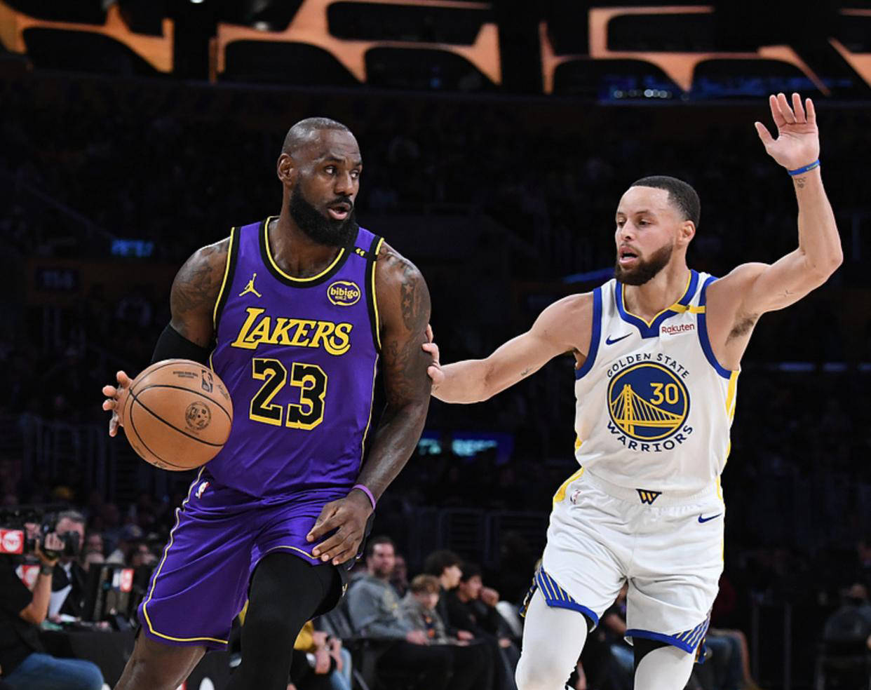 星空体育-詹姆斯爆发新星，连续三场30+刷新纪录，狂砍50分球队迎来希望！