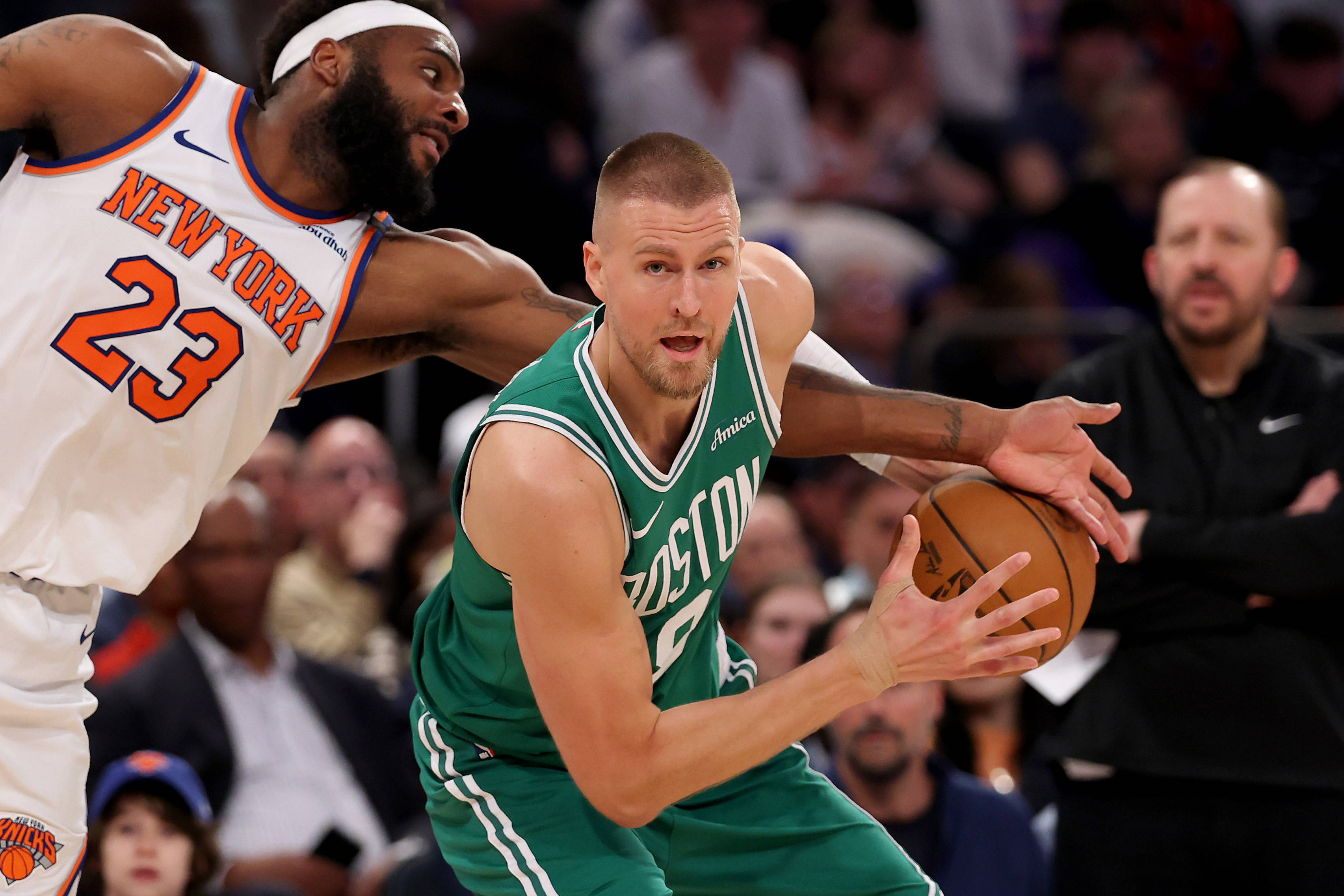 星空体育下载-波尔津吉斯官方公布新规，米切尔引发争议，猛龙球迷热议！